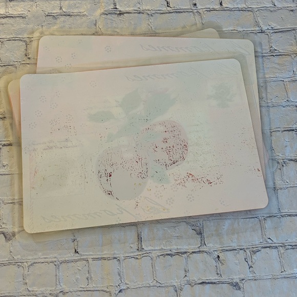 SET OF (4) PLASTIC APPLE THEMED PLACEMATS - Picture 5 of 7